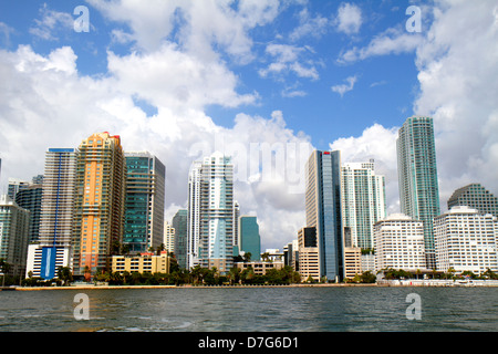 Miami Florida, Skyline der Stadt, Brickell Financial District, Biscayne Bay, Wasser, Himmel, Wolken, Hochhaus Wolkenkratzer Wolkenkratzer Gebäude Gebäude Eigentumswohnung r Stockfoto