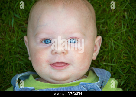 Eine Nahaufnahme von einem jungen blonden Haaren blauen Augen Caucasion, England mit der Reflexion seines Vaters in seinen Augen Stockfoto