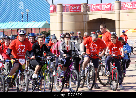 Radfahrer, die Einschiffung auf die BHF North Wales Charity Bike Ride 2010 von der Veranstaltungen Arena, Rhyl Stockfoto