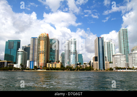 Miami Florida, Skyline der Stadt, Stadtbild, Brickell Financial District, Biscayne Bay Wasserhimmel, Wolken, Hochhaus Wolkenkratzer Wolkenkratzer Gebäude con Stockfoto