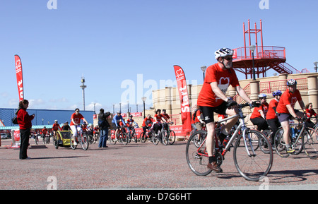 Radfahrer, die Einschiffung auf die BHF North Wales Charity Bike Ride 2010 von der Veranstaltungen Arena, Rhyl Stockfoto