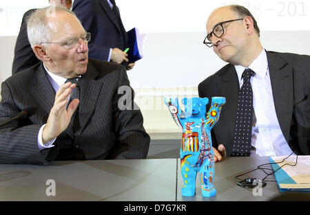 Berlin, Deutschland. 7. Mai 2013. French Finance Minister Pierre Moscovici (R) und der deutsche Finanzminister Wolfgang Schaeuble sprechen nach einer Pressekonferenz nach der Sitzung des Deutsch-französischer Finanz- und Wirtschaftsrat bei German Federal Finance Ministerium in Berlin. Foto: WOLFGANG KUMM/Dpa/Alamy Live News Stockfoto