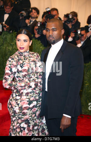 Kim Kardashian und Kanye West kommen bei der Costume Institute Gala für die "Punk: Chaos, Couture" Ausstellung im Metropolitan Museum of Art in New York City, USA, am 6. Mai 2013. Foto: Luis Garcia Stockfoto