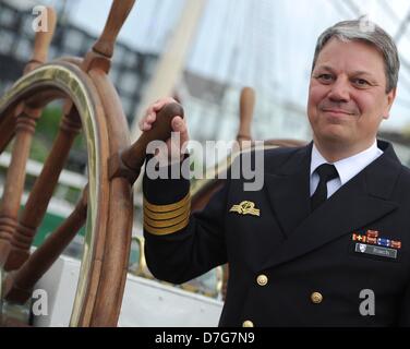 Der Kapitän des Schiffes Schule steht "Gorch Fock" Helge Risch an Bord des Schiffes in Hamburg, Deutschland, 7. Mai 2013. Die deutsche Marine 89 Meter lange hohe Schiff ist in Hamburg, in der traditionelle Umzug für den Hafengeburtstag am 9. Mai 2013 führen angedockt. Foto: ANGELIKA WARMUTH Stockfoto