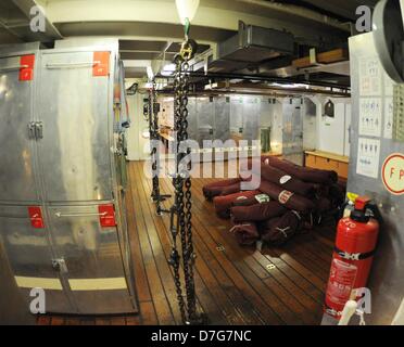 Hängematten sind unter Deck auf dem Schulschiff "Gorch Fock" in Hamburg, Deutschland, 7. Mai 2013 aufgestapelt. Die deutsche Marine 89 Meter lange hohe Schiff ist in Hamburg, in der traditionelle Umzug für den Hafengeburtstag am 9. Mai 2013 führen angedockt. Foto: ANGELIKA WARMUTH Stockfoto