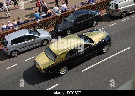 goldenen Rolls Royce Phantom fahren entlang des Boulevard Eastbourne, Vereinigtes Königreich Stockfoto