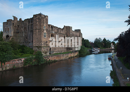 Newark Castle über den Fluss Trent in einer späten Frühlingsabend Stockfoto