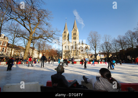 Eisbahn am Munsterkerk Roermond Niederlande Stockfoto