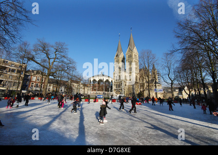 Eisbahn am Munsterkerk Roermond Niederlande Stockfoto