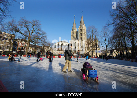 Eisbahn am Munsterkerk Roermond Niederlande Stockfoto