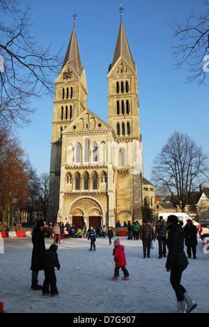 Eisbahn am Munsterkerk Roermond Niederlande Stockfoto