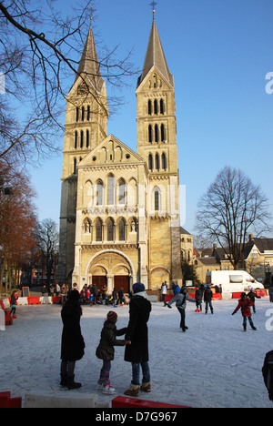 Eisbahn am Munsterkerk Roermond Niederlande Stockfoto