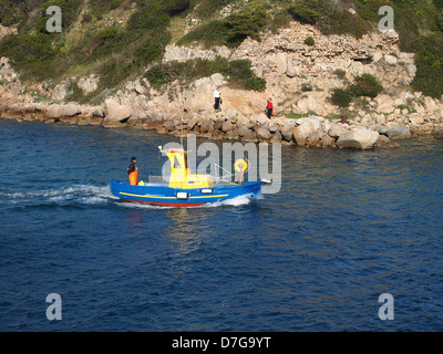 Ein Fischer ist Segeln home Stockfoto