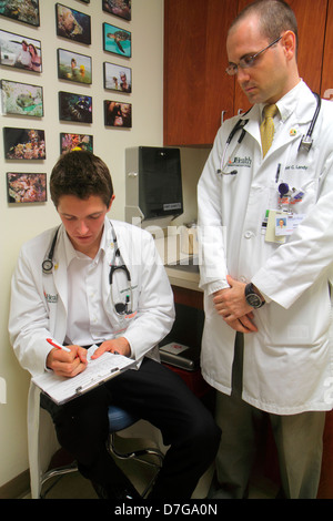 Miami Beach, Florida, Mt. Mount Sinai Medical Center, Zentrum, Gesundheit, Untersuchungsraum, Mann Männer männliche Erwachsene Erwachsene, Praktikant, Arzt, Studenten Umfrage, ques Stockfoto