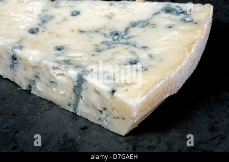 Ein Keil des italienischen Gorgonzola Käse auf einem Stück des walisischen Schiefer. Stockfoto