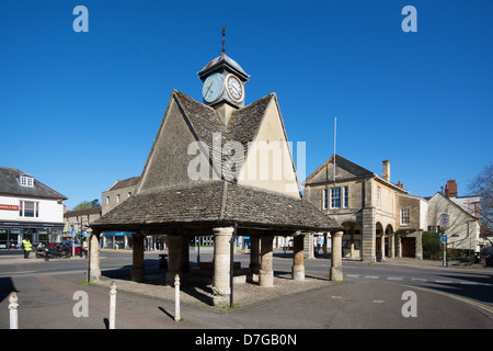 WITNEY, OXFORDSHIRE, VEREINIGTES KÖNIGREICH. Die Buttercross und Rathaus im Zentrum Stadt. 2013. Stockfoto