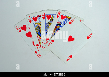 Royal Flush Poker Hand im Herzanzug vor einem schlichten Hintergrund. Stockfoto