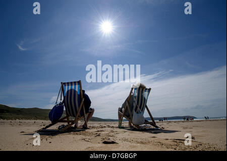 Woolacombe, Devon, UK. 7. Mai 2013. Sonnenanbeter genießen das anhaltende Hitzeperiode in ganz Großbritannien. Im Bild sind Sonnenanbeter genießen die Sonne am Strand von Woolacombe, Devon, UK. Bildnachweis: Kerl Harrop / Alamy Live News Stockfoto