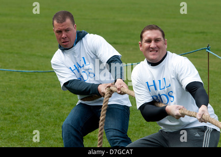 Tug Of War bei Hearsall häufig, Coventry, UK Stockfoto