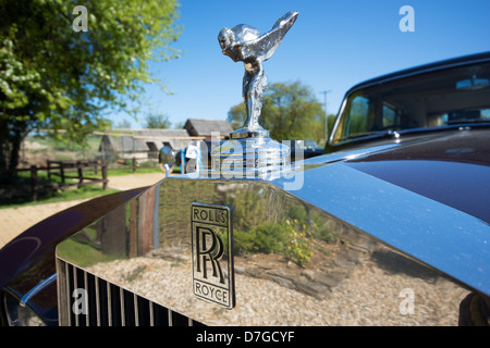 Die geflügelte Figur der Spirit of Ecstasy und Rolls-Royce-Abzeichen auf der Motorhaube eines Oldtimers Rolls-Royce. UK, 2013. Stockfoto