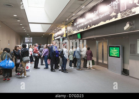 Passagiere des Fluges im Shuttle vorwärts Basis Terminal des Flughafen Tokio-Narita, Japan Stockfoto