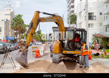 Miami Beach Florida, Ocean Drive, Straßenreparatur, unter Neubau Baumeister, Kapitalverbesserungen, Katzen, Caterpillar, Bagger, Stadt empl Stockfoto