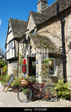 OXFORDSHIRE, VEREINIGTES KÖNIGREICH. Das Old Swan, ein traditionelles englisches Pub im Dorf der alten Minster Lovell in der Nähe von Witney. 2013. Stockfoto