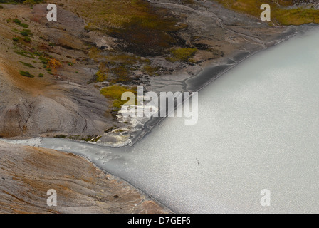 Der See der Golovin Vulkan Caldera auf der Insel Kunaschir. Süd-Kurilen, Russland Stockfoto