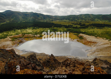 Der See der Golovin Vulkan Caldera auf der Insel Kunaschir. Süd-Kurilen, Russland Stockfoto