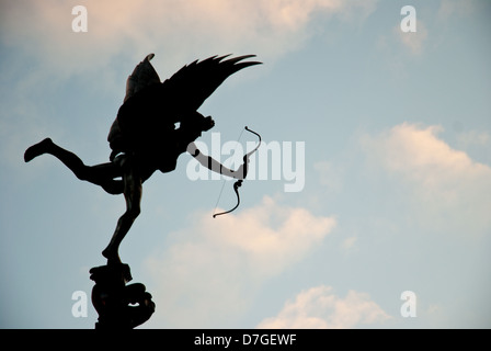 Silhouette der berühmten Statue des Eros mit Schleife am Piccadilly Circus, London Stockfoto