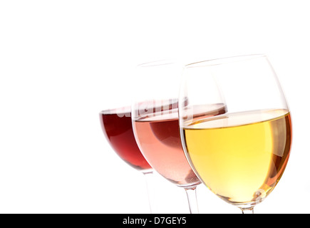 Drei Gläser Wein auf einem weißen Hintergrund mit selektiven Fokus im Vordergrund, Platz für Text auf der linken Seite Stockfoto