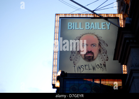 Schild an der Straße für Bill Bailey Show namens Tinselworm. Star der Serie Black Books. Stockfoto