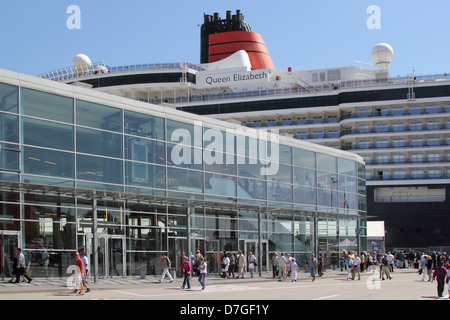 Passagierschiff Kiel Ostseekai Queen Elizabeth Stockfoto