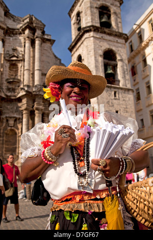 lächelnde kubanische Frau in traditioneller Kleidung verkaufen Erdnüsse, Havanna, Kuba, Karibik Stockfoto