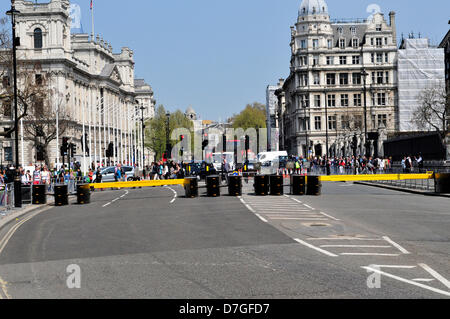 London, UK. 7. Mai 2013. Abingdon Street. ist für den Verkehr vor die Zustand-Öffnung des Parlaments geschlossen. Bildnachweis: Yanice Cesari / Alamy Live News Stockfoto