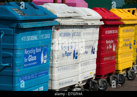 Eine öffentliche recycling Bank mit farbkodierten Lagerplätze für verschiedene Materialien (Glas, Papier, Blech, Kunststoff). UK, 2013. Stockfoto