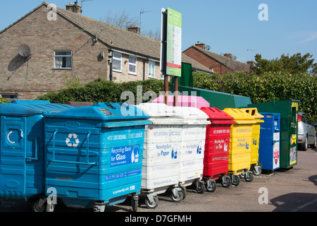 Eine öffentliche recycling Bank mit farbkodierten Lagerplätze für verschiedene Materialien (Glas, Papier, Blech, Kunststoff). UK, 2013. Stockfoto