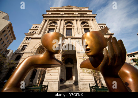 Moderne Kunst vor dem ehemaligen Havana Börse oder Lonja del Comercio Gebäude am Plaza de San Francisco in Havanna, Kuba Stockfoto