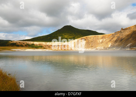 Der See der Golovin Vulkan Caldera auf der Insel Kunaschir. Süd-Kurilen, Russland Stockfoto