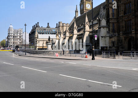 London, UK. 7. Mai 2013. Abingdon Street ist geschlossen, vor die Zustand-Öffnung des Parlaments. Bildnachweis: Yanice Cesari / Alamy Live News. Stockfoto