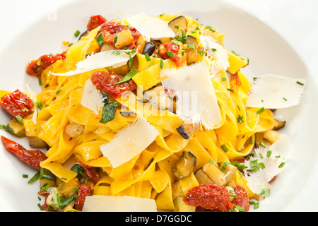 Bandnudeln mit getrockneten Tomaten, Parmesan und Auberginen Stockfoto