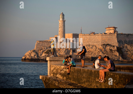 Angler am Malecon, Leuchtturm und Festung Castillo de Los Tres Reyes del Morro oder Morro Castle in Havanna, Kuba, Karibik Stockfoto