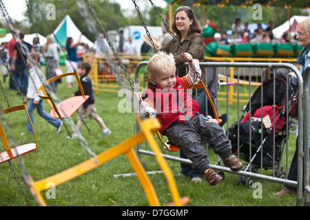 Junge genießen Festplatz Fahrt, Morden Hall Country Show, London, England, UK Stockfoto