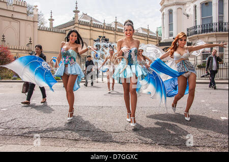 Brighton, UK. 7. Mai 2013. Die Lady-Boys von Bangkok, die wieder in Brighton im Rahmen des Brighton Festival Fringe mit ihrer Show glamourös Amourous sind. Auf bis zu Samstag, 1. Juni 2013 bei Sabai Pavillon, Victoria Gardens, Grand Parade, Brighton. Bildnachweis: Julia Claxton/Alamy Live-Nachrichten Stockfoto