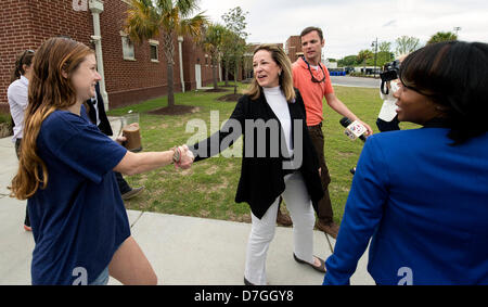 Mt Pleasant, South Carolina, USA. 7. Mai 2013. ELIZABETH COLBERT BUSCH, Kandidat der Demokraten für South Carolinas 1. Kongreßbezirk, wirft ihre Stimmzettel an die Moultrie Middle School. (Bild Kredit: Kredit: Brian Cahn/ZUMAPRESS.com/Alamy Live-Nachrichten) Stockfoto