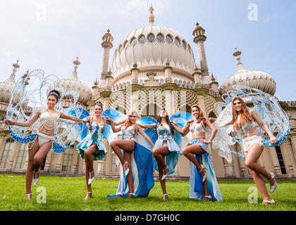 Brighton, UK. 7. Mai 2013. Posieren für die Fotografen: The Lady Boys von Bangkok, die wieder in Brighton im Rahmen des Brighton Festival Fringe mit ihrer Show glamourös Amourous sind. Auf bis zu Samstag, 1. Juni 2013 bei Sabai Pavillon, Victoria Gardens, Grand Parade, Brighton. Bildnachweis: Julia Claxton/Alamy Live-Nachrichten Stockfoto