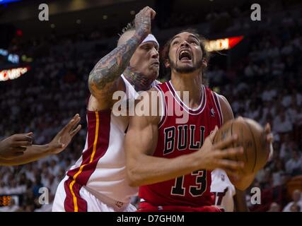 Miami, Florida, USA. 6. Mai 2013.  Chicago Bulls Center Joakim Noah (13) sieht schiesst AmericanAirlines Arena in Miami am 6. Mai 2013 als Miami Heat Power-forward Chris Andersen (11) verteidigt. (Bild Kredit: Kredit: Allen Eyestone/The Palm Beach Post/ZUMAPRESS.com/Alamy Live-Nachrichten) Stockfoto