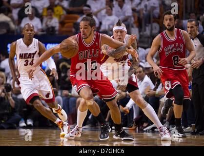 Miami, Florida, USA. 6. Mai 2013.  Chicago Bulls-center Joakim Noah (13) und Miami Heat Power forward Chris Andersen (11) Kampf um eine lockere Kugel bei AmericanAirlines Arena in Miami am 6. Mai 2013. (Bild Kredit: Kredit: Allen Eyestone/The Palm Beach Post/ZUMAPRESS.com/Alamy Live-Nachrichten) Stockfoto