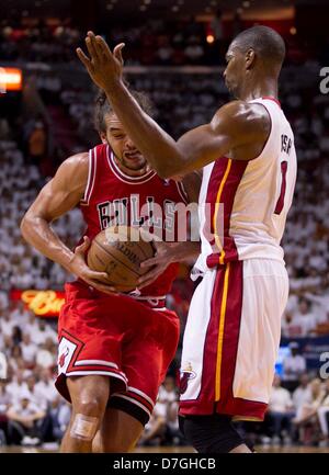 Miami, Florida, USA. 6. Mai 2013.  Chicago Bulls Power-forward Carlos Boozer (5) fährt die Spur gegen Miami Heat-Center Chris Bosh (1) bei AmericanAirlines Arena in Miami am 6. Mai 2013. (Bild Kredit: Kredit: Allen Eyestone/The Palm Beach Post/ZUMAPRESS.com/Alamy Live-Nachrichten) Stockfoto