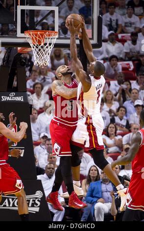 Miami, Florida, USA. 6. Mai 2013.  Chicago Bulls Power forward Carlos Boozer (5) Fouls Miami Heat-center Chris Bosh (1) bei AmericanAirlines Arena in Miami am 6. Mai 2013. (Bild Kredit: Kredit: Allen Eyestone/The Palm Beach Post/ZUMAPRESS.com/Alamy Live-Nachrichten) Stockfoto